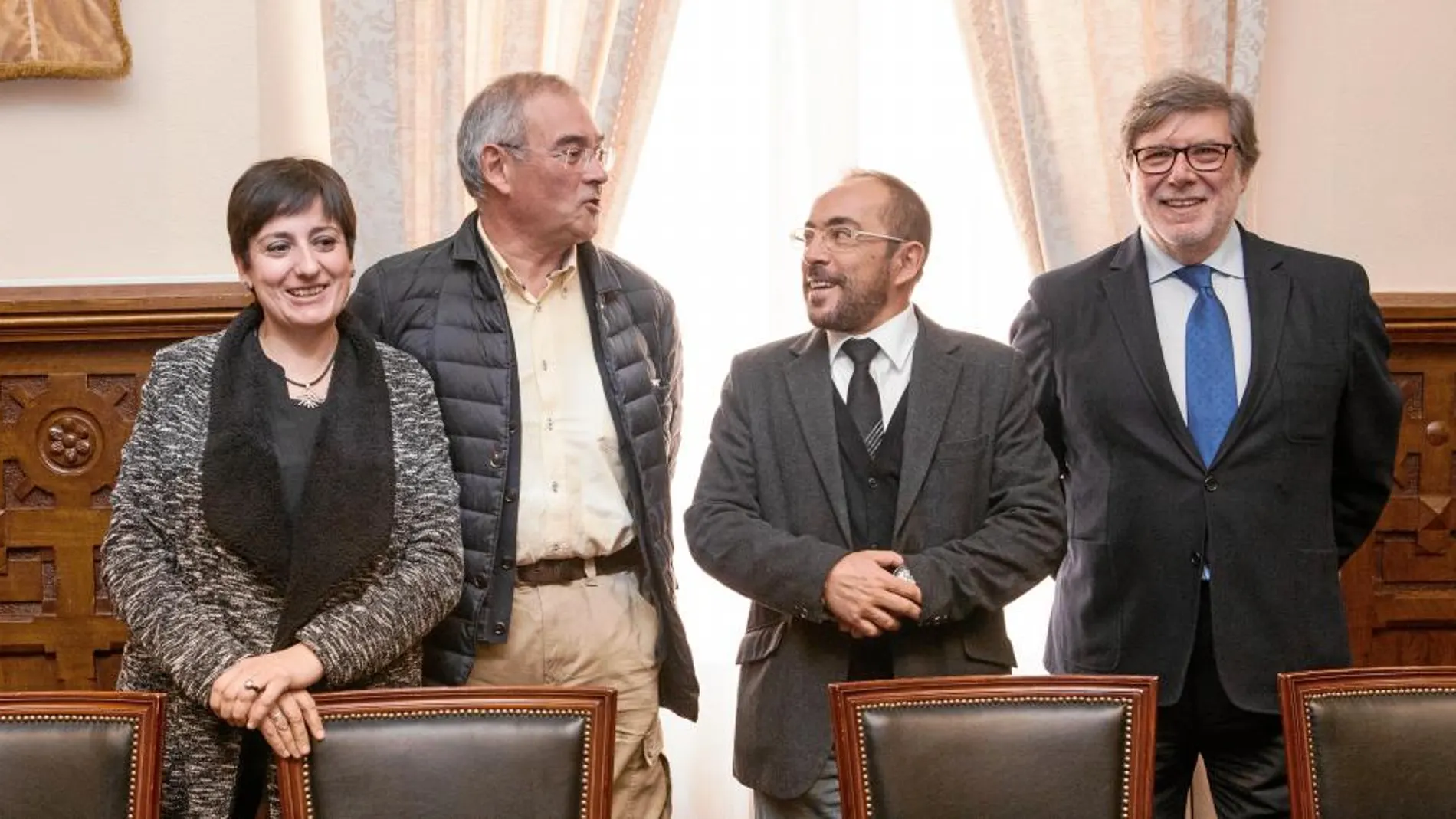 El presidente de la Diputación de Soria, Luis Rey, preside la constitución del Consejo del Diálo Social de la provincia, junto a Santiago Aparicio, presidente de la patronal Cecale; Evelio Angulo, dirigente de UGT, y Ana Romero, del sindicato CCOO.