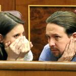 Pablo Iglesias e Irene Montero –en la imagen, ayer en el Congreso–, defendieron su «decencia» en torno a la polémica de su casa