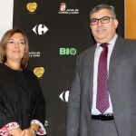 La consejera Milagros Marcos y el director de Carrefour, Gabriel García, suscriben el protocolo de colaboración