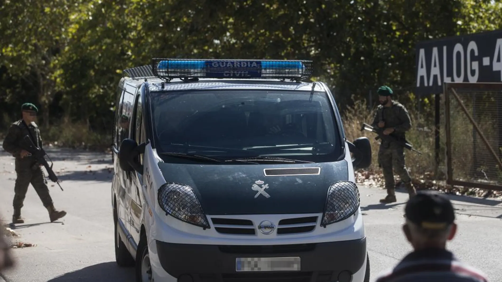 Una furgoneta de la Guardia Civil entra en el Cuartel Santa Eulalia de Sant Boi