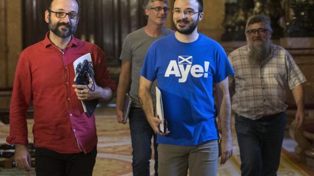 Los diputados de la CUP, Benet Salellas (i) y Albert Botran (d), seguidos de sus compañeros Sergi Saladié y Joan Garriga (d), durante un receso del debate de política general que se celebra en el Parlament