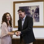 La consejera de Hacienda, María Jesús Montero, y el líder de Cs en Andalucía, Juan Marín, ayer al inicio de la reunión