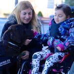Madre acompaña a su hija a una terapia con perros