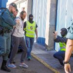 Agentes de la Guardia Civil conducen al presunto yihadista detenido, que vivía en la localidad canaria de Vecindario, para la realización de un registro