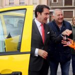 El consejero de Fomento y Medio Ambiente, Juan Carlos Suárez-Quiñones, entrega un vehículo a la Agrupación de Voluntarios de Protección Civil de Íscar