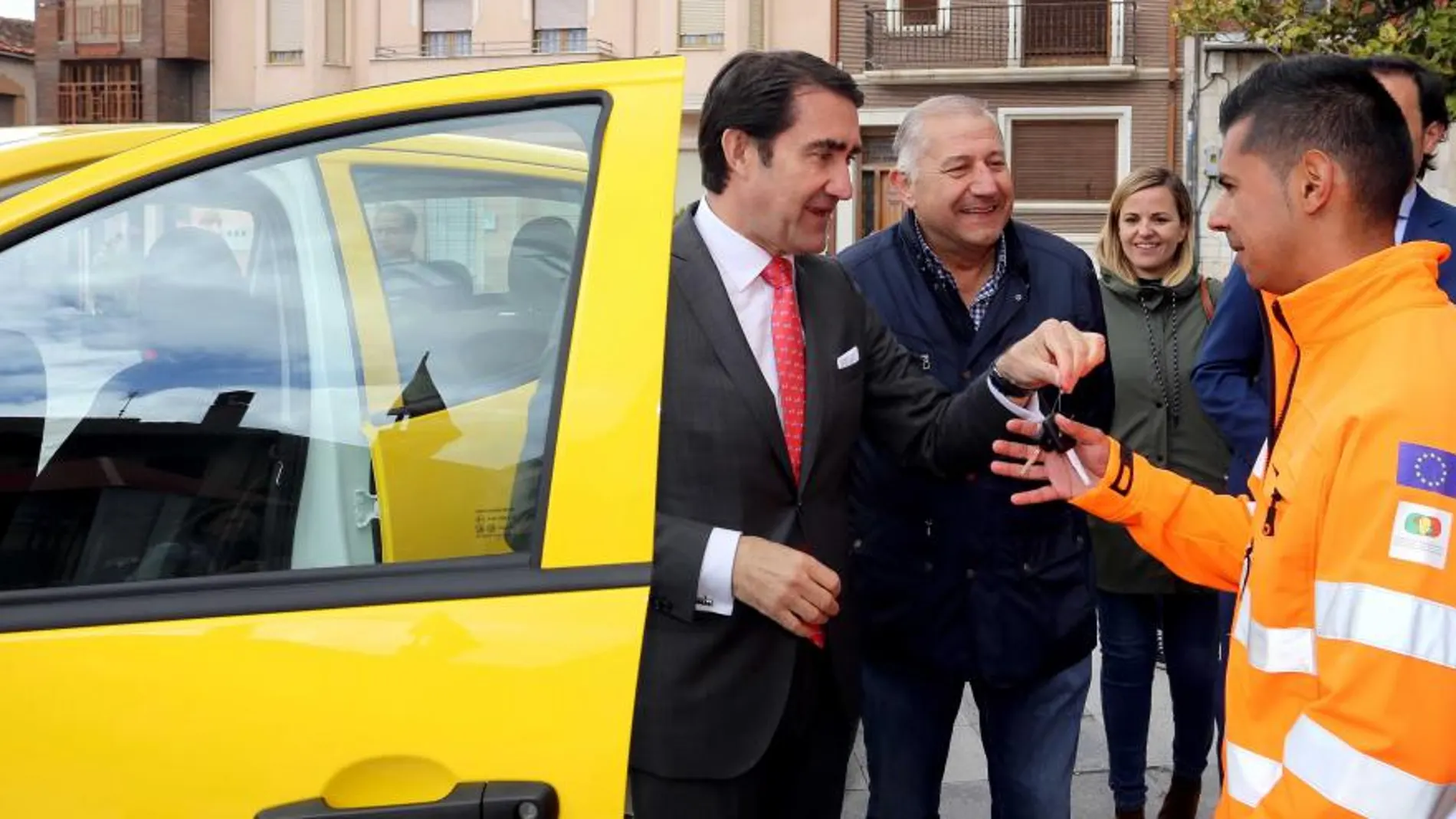 El consejero de Fomento y Medio Ambiente, Juan Carlos Suárez-Quiñones, entrega un vehículo a la Agrupación de Voluntarios de Protección Civil de Íscar