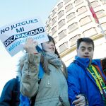 Organizaciones como Down España se manifestaron ante el Constitucional para reclamar su derecho al voto
