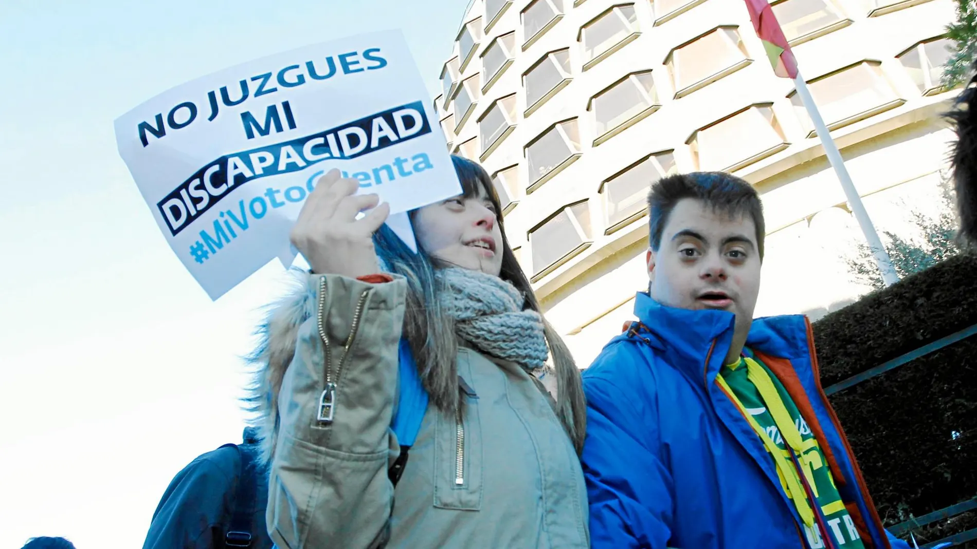 Organizaciones como Down España se manifestaron ante el Constitucional para reclamar su derecho al voto