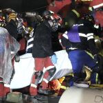 Miembros de la Unidad Militar de Emergencia (UME) rescatan el cuerpo del español