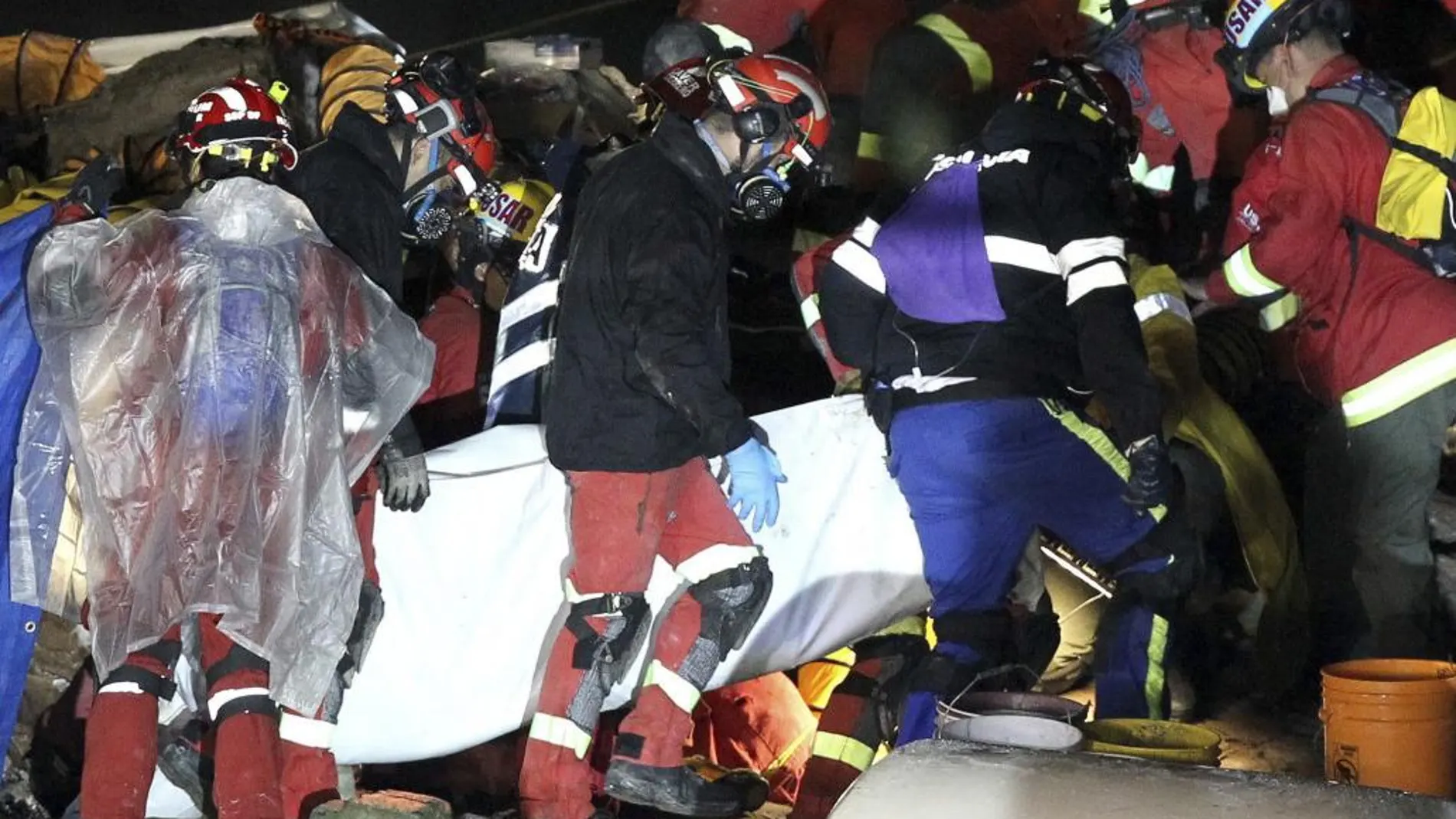 Miembros de la Unidad Militar de Emergencia (UME) rescatan el cuerpo del español