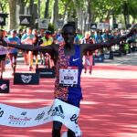 El atleta keniano Reuben Kerio (i) entra en meta como ganador de la Maratón masculina. Efe/ Victor Lerena