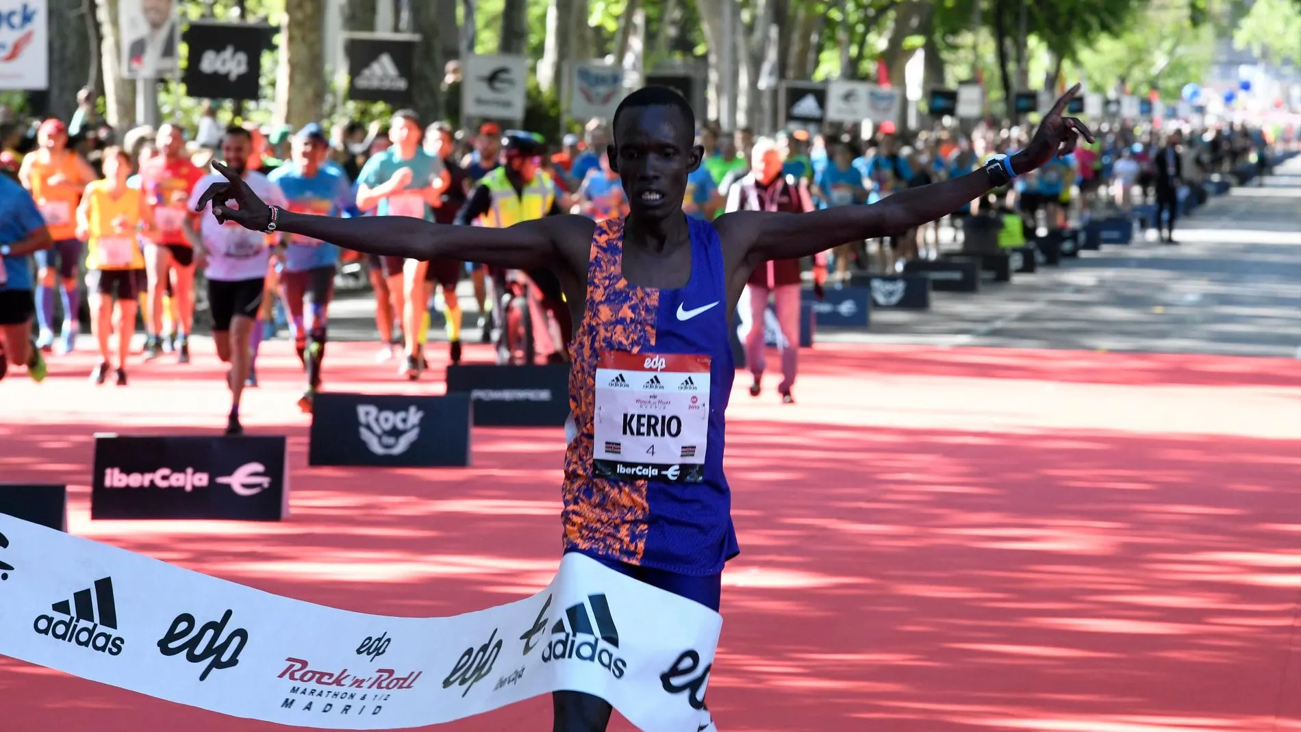 El atleta keniano Reuben Kerio (i) entra en meta como ganador de la Maratón masculina. Efe/ Victor Lerena
