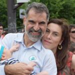 El presidente del Òmnium Cultural, Jordi Cuixart, y su pareja, la periodista Txell Bonet, con su hijo Amat, anuncian que tendrán su segundo hijo