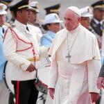 El Papa Francisco es recibido en Perú por su presidente, Pedro Pablo Kucyznski