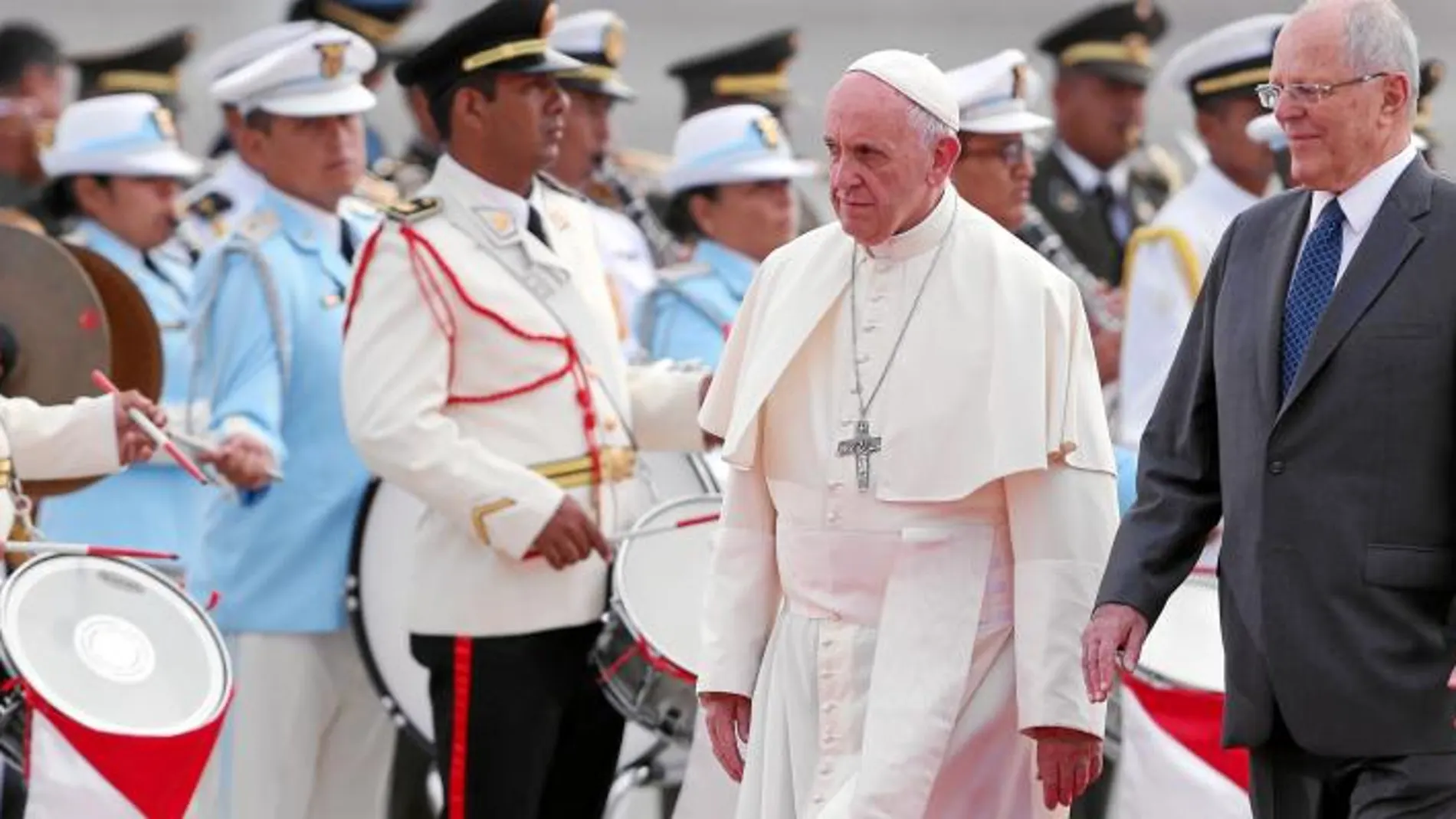 El Papa Francisco es recibido en Perú por su presidente, Pedro Pablo Kucyznski
