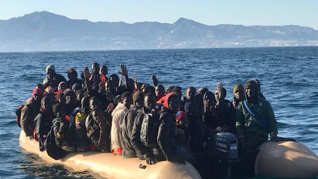Inmigrantes irregulares en una patera