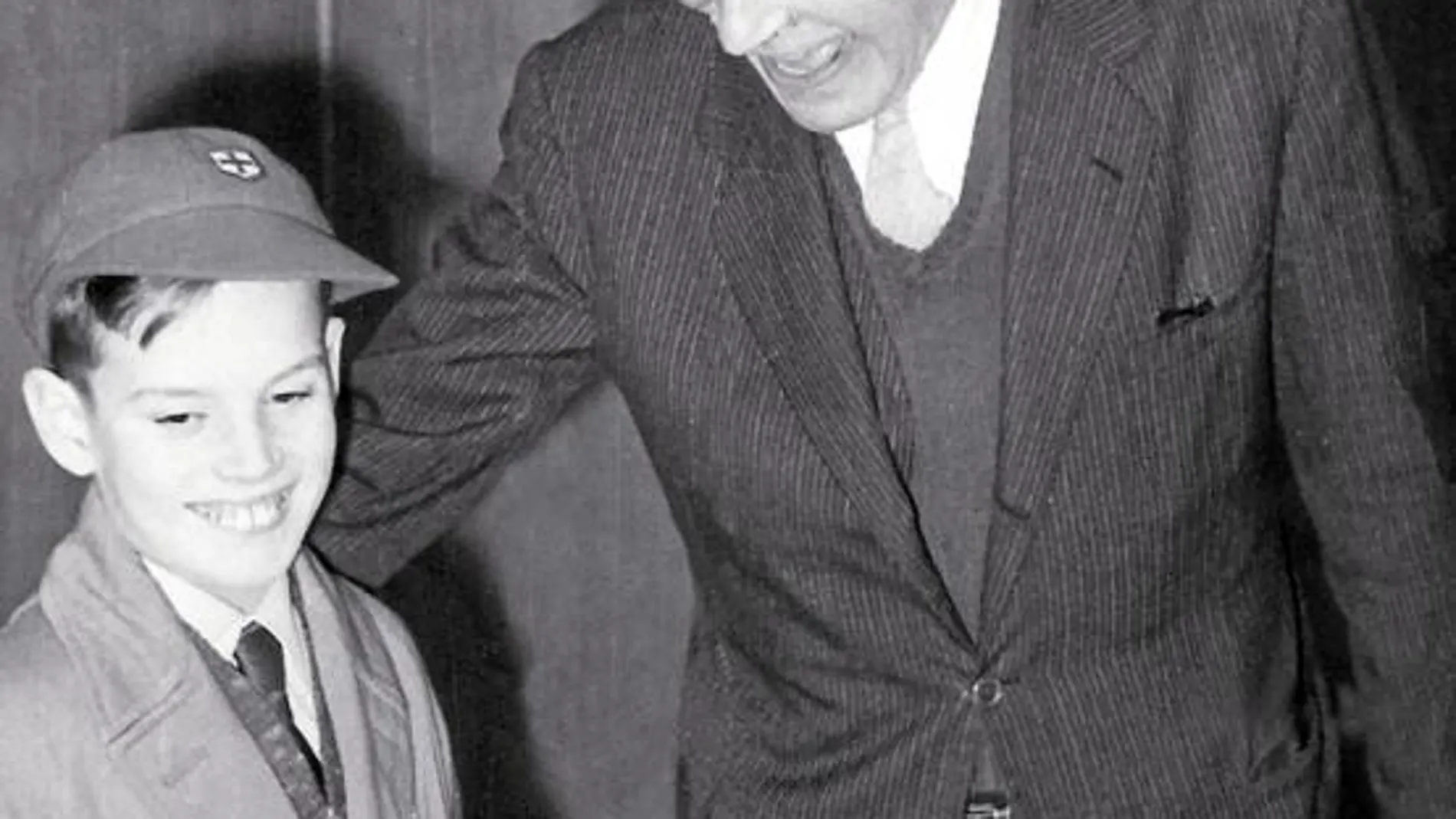 El niño Josep C. Vergés junto con Josep Pla
