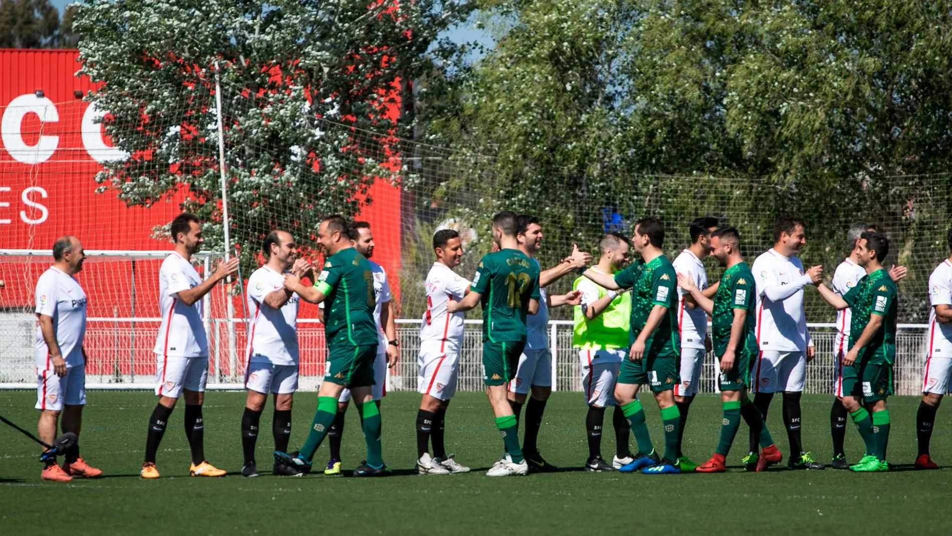 La marca organizó un partido entre baristas seguidores del Sevilla FC y del Real Betis Balompié / Foto: La Razón