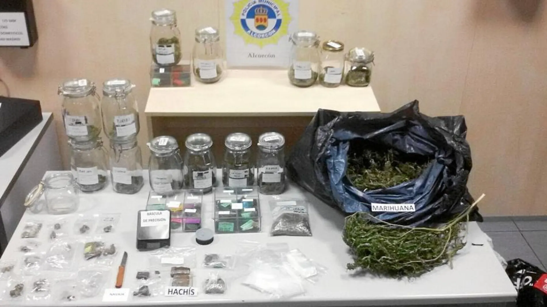 La Policía encontró en su interior un muestrario con diferentes tipos de hachís y marihuana para consumir