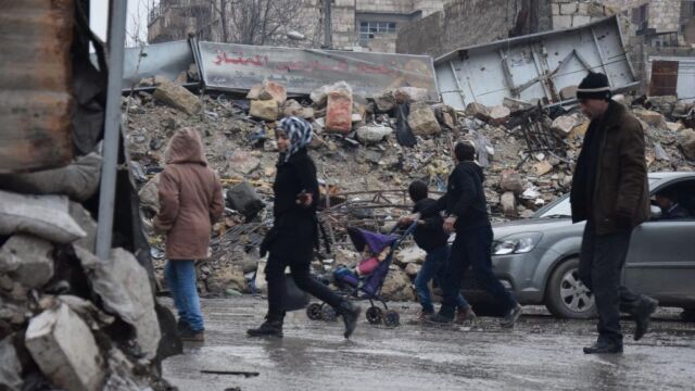 Habitantes del barrio de Al-Kallasseh, en el área oriental de Alepo