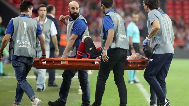 El delantero del Athletic de Bilbao Iker Muniain es retirado en camilla durante el partido ante el Zorya.