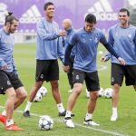 Bale, Varane, James y Benzema, en el entrenamiento de ayer