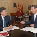 El presidente de la Diputación de Segovia, Francisco Vázquez, durante un encuentro con el director de la Real Academia, Rafael Cantalejo