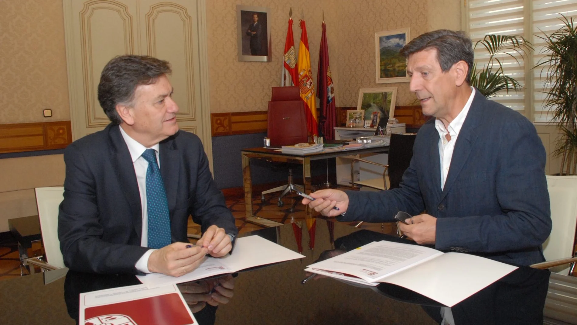El presidente de la Diputación de Segovia, Francisco Vázquez, durante un encuentro con el director de la Real Academia, Rafael Cantalejo