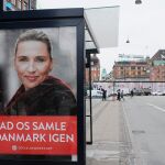 Un cartel de la líder socialdemócrata, Mette Frederksen en el centro de Copenhague. Foto: Dreamstime
