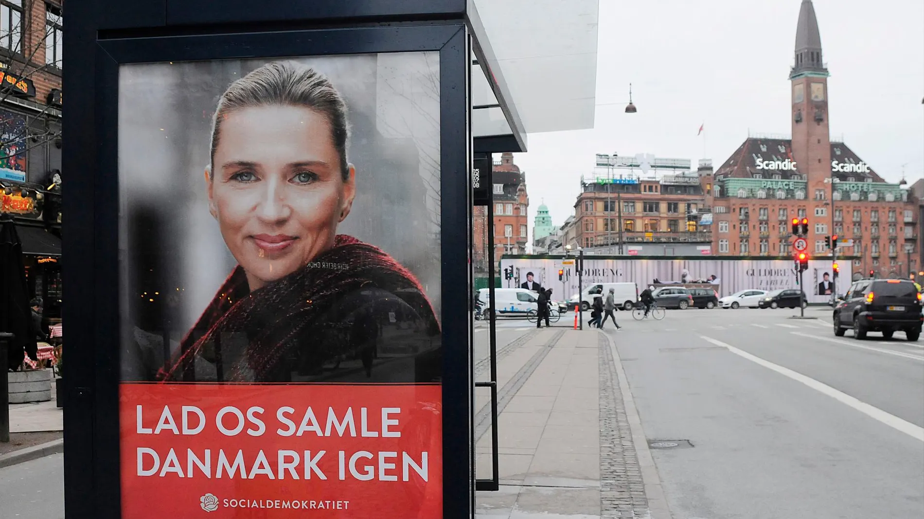 Un cartel de la líder socialdemócrata, Mette Frederksen en el centro de Copenhague. Foto: Dreamstime