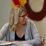 La consellera de la Presidencia y portavoz del Govern, Elsa Artadi (i), durante la reunión semanal del ejecutivo catalán tras confirmarse el traslado de los presos soberanistas a Cataluña / Foto: Efe