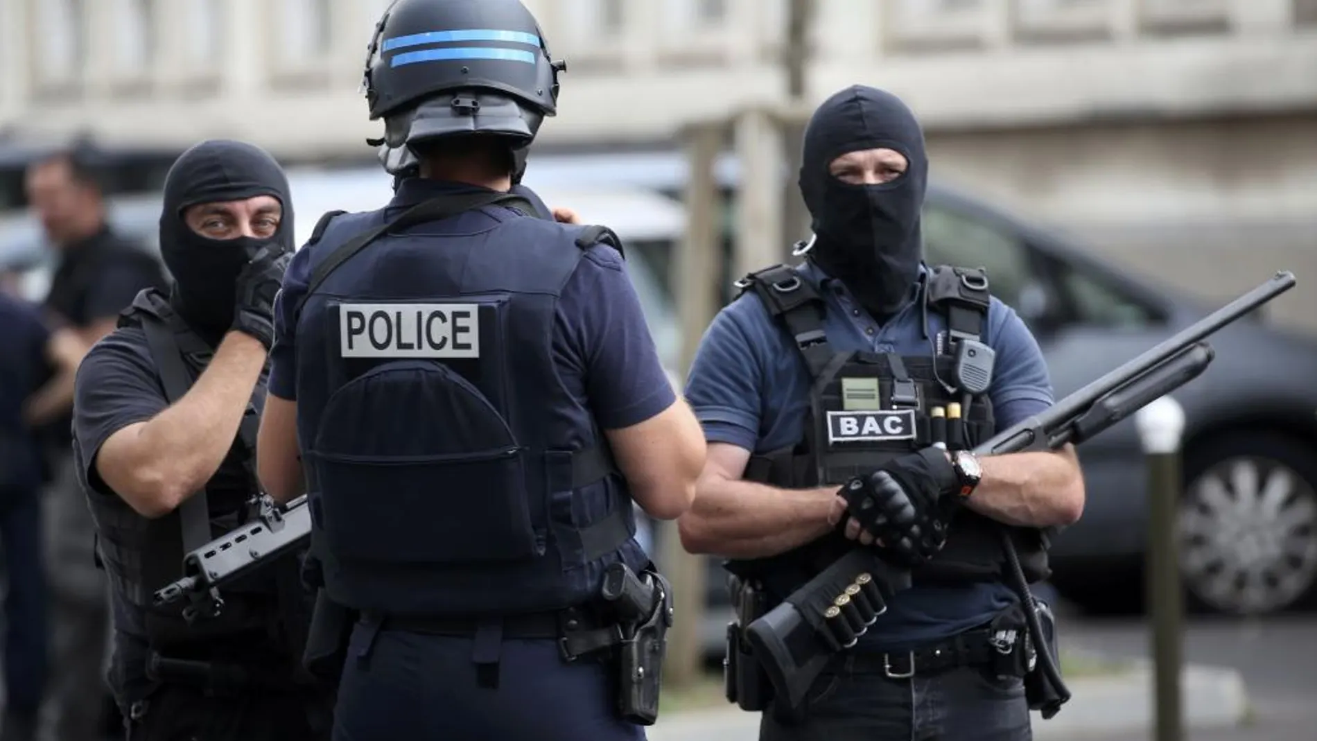Agentes de las fuerzas del orden francesas vigila la zona de Val Notre Dame durante una operación antiterrorista en el barrio parisino de Argenteuil