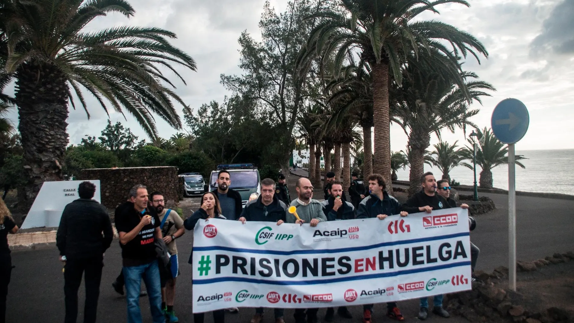 Funcionarios de prisiones y representantes de Vox en la concentración en Lanzarote/Efe