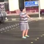 El joven se puso a bailar en un semáforo.