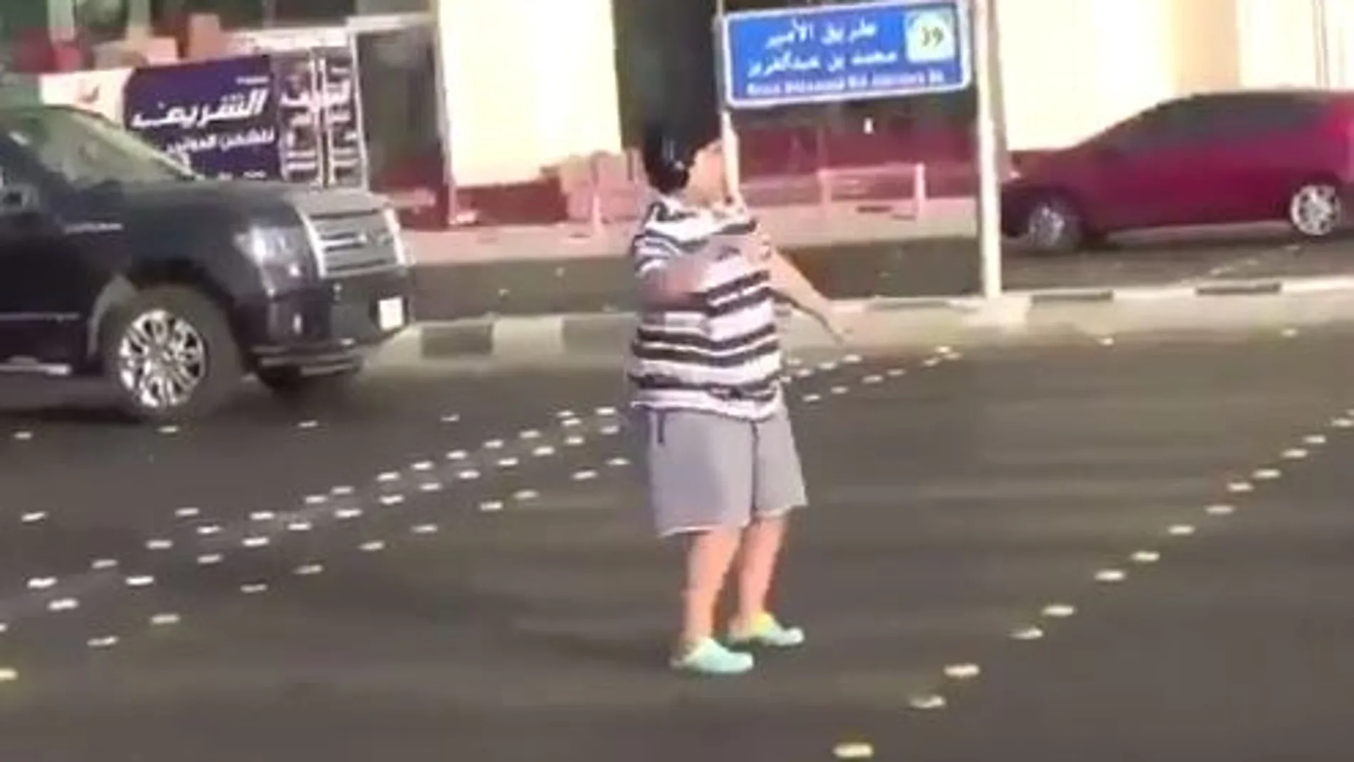 El joven se puso a bailar en un semáforo.