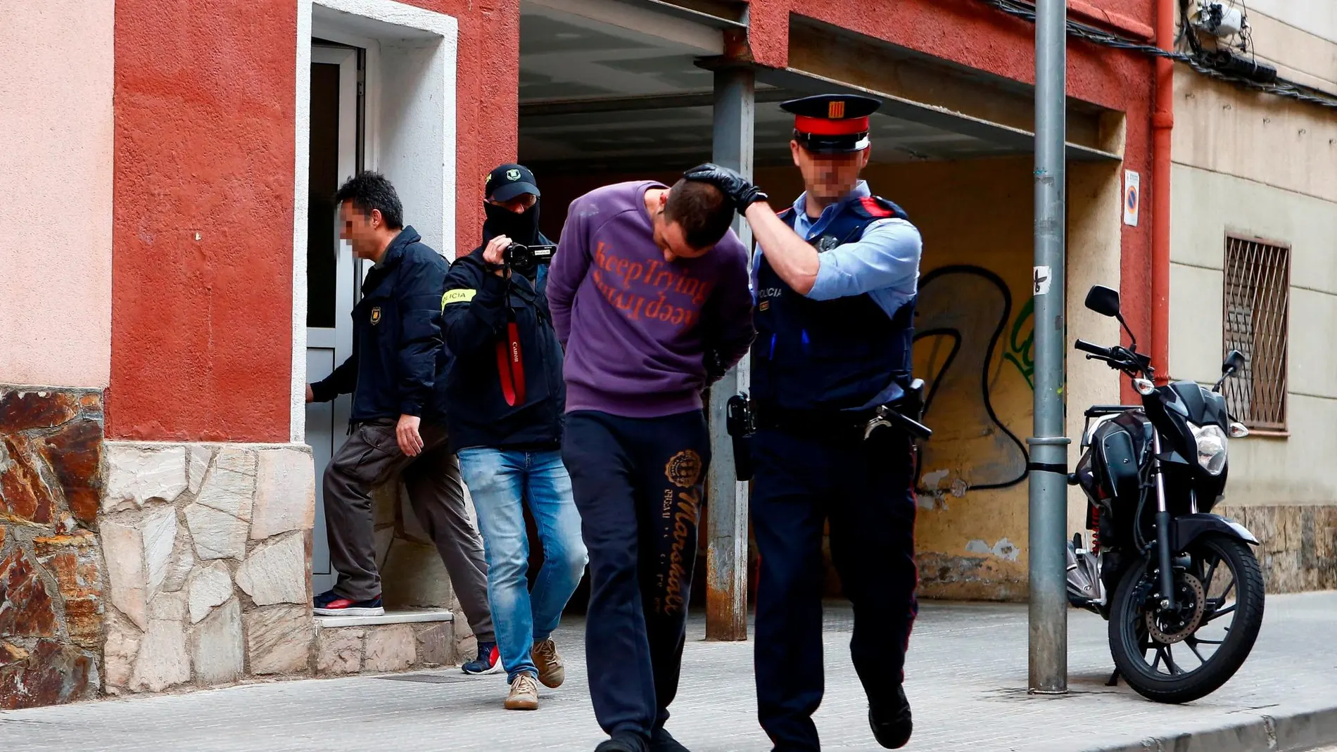 El momento de la detención de uno de los arrestados