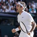 Federer celebra su victoria contra Raonic en Wimbledon