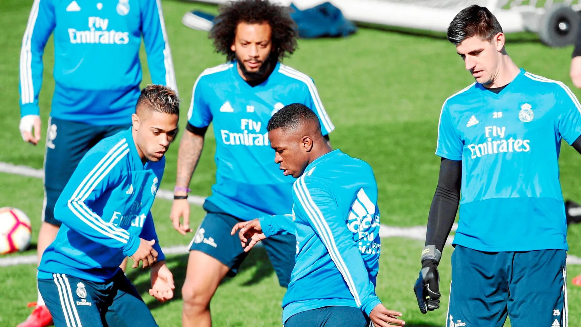 Vinicius con Mariano, Courtois y Marcelo / Efe