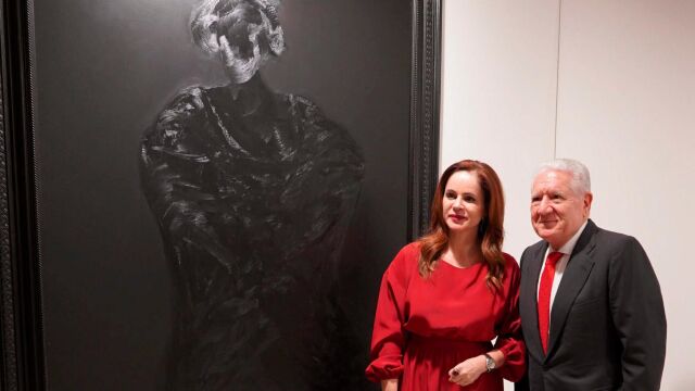 Silvia Clemente y Lluis Bassat, en la exposición de la colección del publicista que se expone en las Cortes