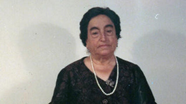 Ángela Ruiz Robles con su Enciclopedia Mecánica. / Wikipedia