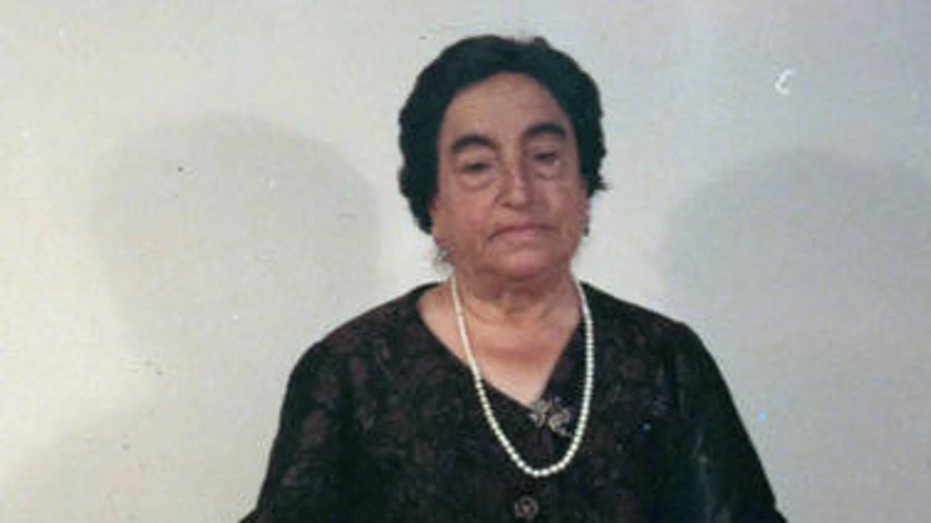 Ángela Ruiz Robles con su Enciclopedia Mecánica. / Wikipedia