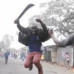 Un simpatizante del líder de la oposición, Raila Odinga, gesticula con un machete en una barriada en Kibera, ayer, en Nairobi