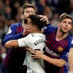 El defensa del Real Madrid Sergio Reguilón lucha con Piqué