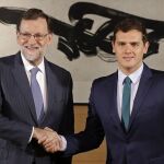 El presidente del Gobierno en funciones, Mariano Rajoy (i), y el líder de Ciudadanos, Albert Rivera