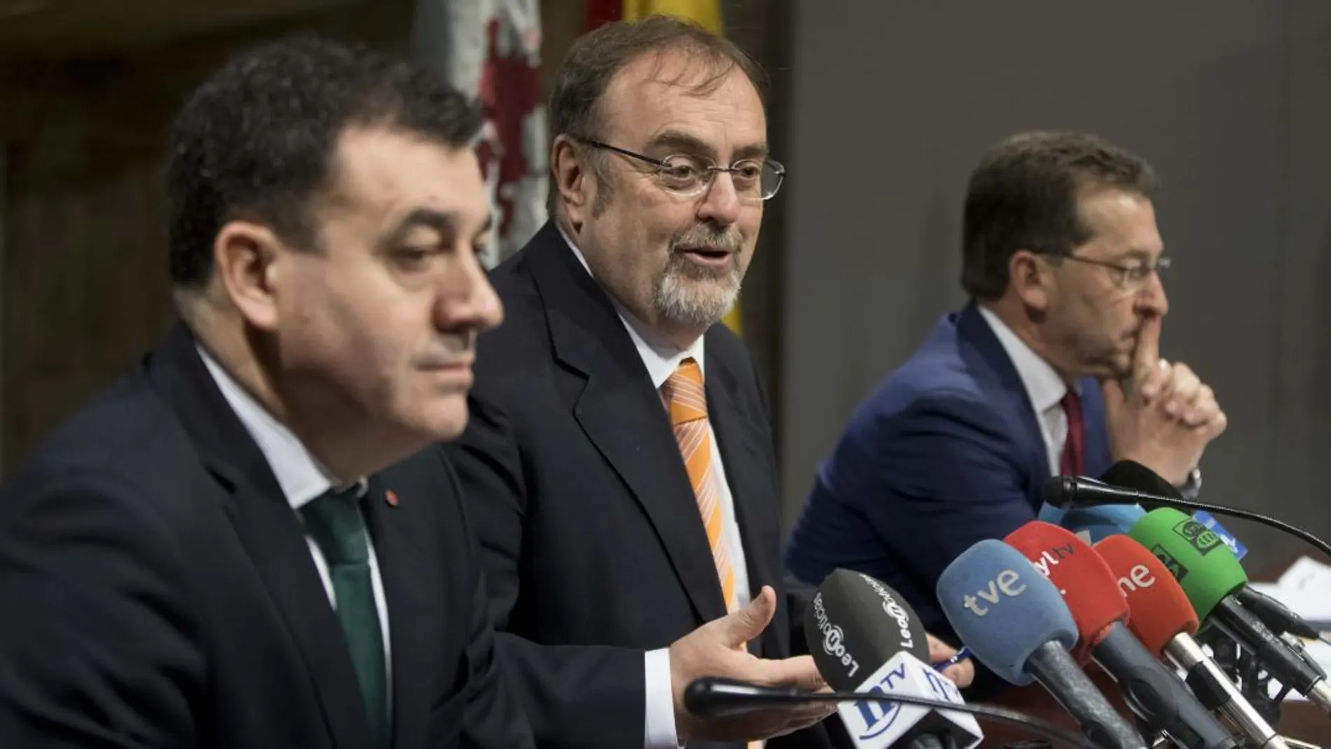 El consejero Fernando Rey expone las conclusiones de su reunión con Román Rodríguez y Genaro Alonso