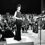 María Callas junto a la Orquesta Nacional de L'Ortf, dirigida por Georges Prêtre. A la izquierda, Renata Tebaldi, gran admiradora de la soprano española