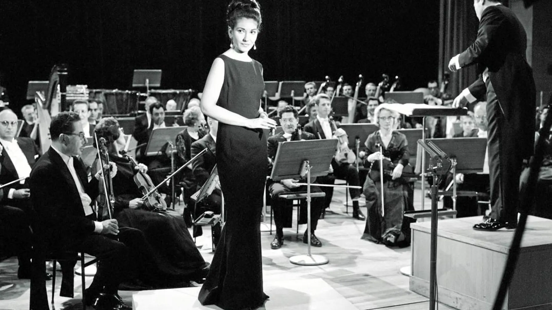 María Callas junto a la Orquesta Nacional de L'Ortf, dirigida por Georges Prêtre. A la izquierda, Renata Tebaldi, gran admiradora de la soprano española