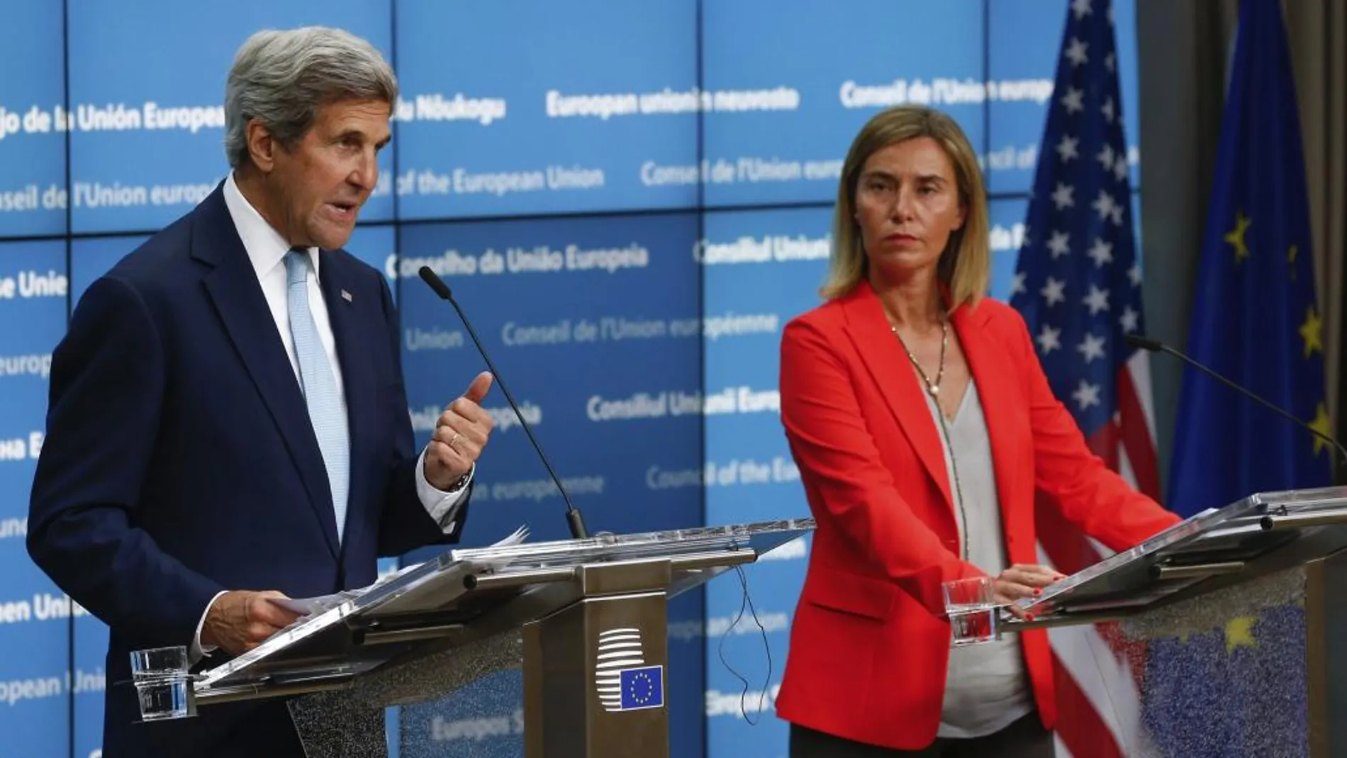 La alta representante de la UE para la Política Exterior, Federica Mogherini y el secretario de Estado de EEUU, John Kerry, ofrecen una rueda de prensa después de un desayuno de trabajo antes del Consejo de Ministros de Exteriores de la UE en Bruselas.
