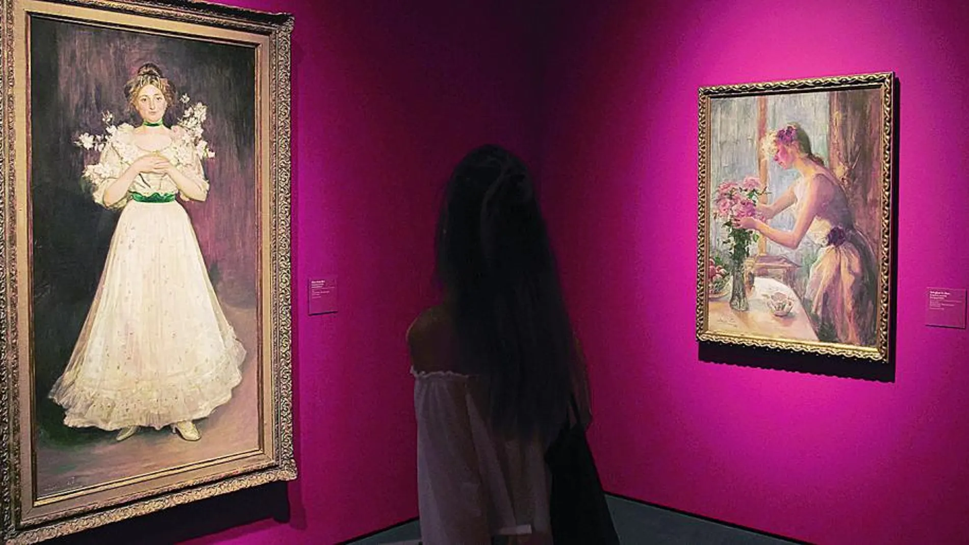 Vista de las obras "Flores del almendro"(i) y "Arreglando las flores", dos de las pinturas que exhibe el Museu Nacional d'Art de Catalunya (MNAC).