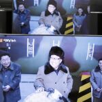 La imagen del líder norcoreano Kim Jong Un difundida en varios televisores en un mercado en Seúl, ayer